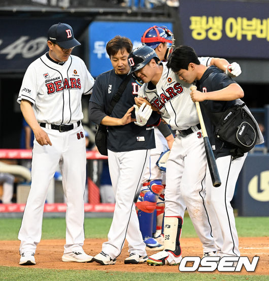 2회말 무사에서 두산 김재환이 파울 타구에 맞고 부상을 당하며 교체되고 있다. 2022.08.04 /jpnews@osen.co.kr