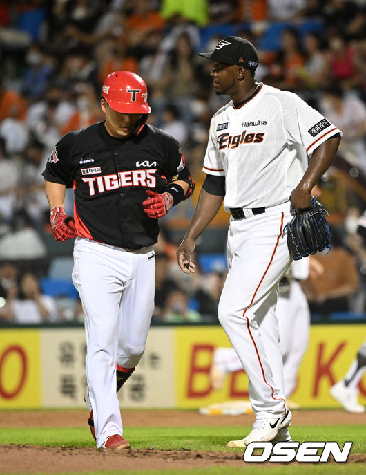 4일 오후 대전 한화생명이글스파크에서 '2022 신한은행 SOL KBO 리그' 한화 이글스와 KIA 타이거즈의 경기가 열렸다.4회초 2사 1,2루에서 한화 라미레즈가 KIA 한승택을 외야플라이로 처리하고 있다. 2022.08.04 /sunday@osen.co.kr