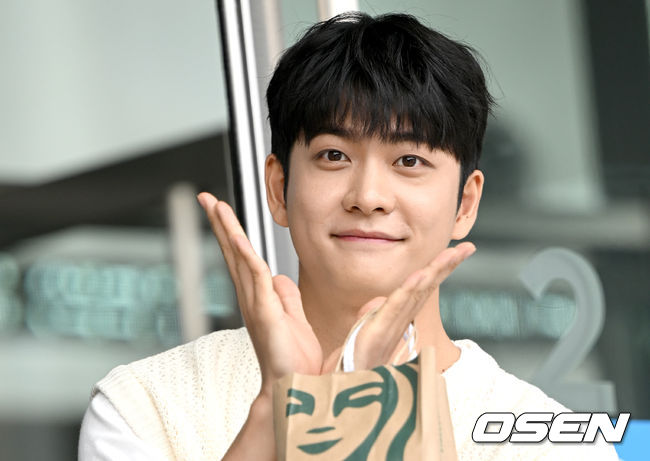 라디오 게스트로 나선 배우 강태오가 출근하며 인사하고 있다. 2022.07.29 / dreamer@osen.co.kr