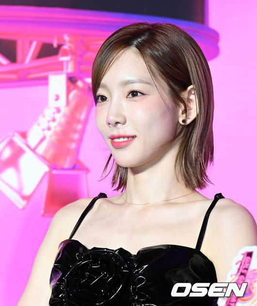 그룹 소녀시대가 5일 오전 서울 강남구 인터컨티넨탈 서울 코엑스에서 데뷔 15주년 기념 정규 7집 ‘FOREVER 1’(포에버 원)’ 발매 기자회견을 가졌다.타이틀 곡 ‘FOREVER 1’은 다이내믹한 전개와 에너제틱한 멜로디가 돋보이는 팝 댄스 곡으로, 소녀시대 특유의 시원한 가창이 마치 페스티벌 현장에 있는 듯한 신나는 분위기를 선사하며, 가사에는 언제 어디서나 힘이 되어주는 소중한 사람들에 대한 영원한 사랑을 표현해 의미를 더했다.소녀시대 태연이 질의응답 시간을 갖고 있다. 2022.08.05 /cej@osen.co.kr