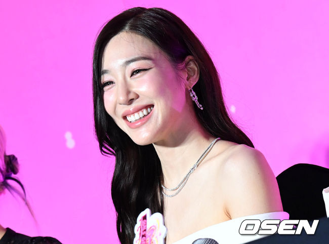 그룹 소녀시대가 5일 오전 서울 강남구 인터컨티넨탈 서울 코엑스에서 데뷔 15주년 기념 정규 7집 ‘FOREVER 1’(포에버 원)’ 발매 기자회견을 가졌다.타이틀 곡 ‘FOREVER 1’은 다이내믹한 전개와 에너제틱한 멜로디가 돋보이는 팝 댄스 곡으로, 소녀시대 특유의 시원한 가창이 마치 페스티벌 현장에 있는 듯한 신나는 분위기를 선사하며, 가사에는 언제 어디서나 힘이 되어주는 소중한 사람들에 대한 영원한 사랑을 표현해 의미를 더했다.소녀시대 티파니가 질의응답 시간을 갖고 있다. 2022.08.05 /cej@osen.co.kr