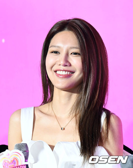 그룹 소녀시대가 5일 오전 서울 강남구 인터컨티넨탈 서울 코엑스에서 데뷔 15주년 기념 정규 7집 ‘FOREVER 1’(포에버 원)’ 발매 기자회견을 가졌다.타이틀 곡 ‘FOREVER 1’은 다이내믹한 전개와 에너제틱한 멜로디가 돋보이는 팝 댄스 곡으로, 소녀시대 특유의 시원한 가창이 마치 페스티벌 현장에 있는 듯한 신나는 분위기를 선사하며, 가사에는 언제 어디서나 힘이 되어주는 소중한 사람들에 대한 영원한 사랑을 표현해 의미를 더했다.소녀시대 수영이 질의응답 시간을 갖고 있다. 2022.08.05 /cej@osen.co.kr