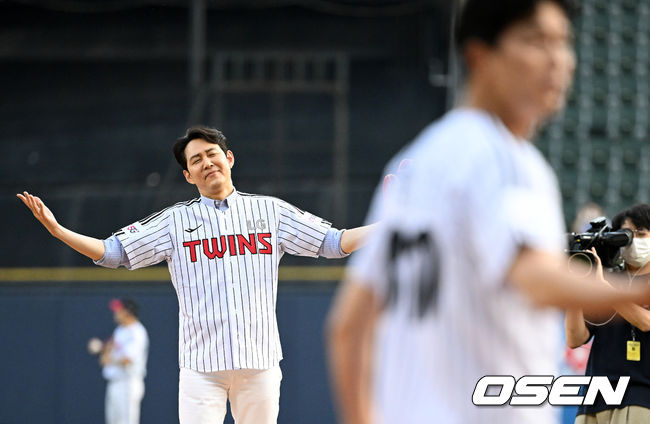 영화계 절친한 사이로 알려진 이정재, 정우성 두 배우가 함께 시구, 시타 행사에 나서는 것은 처음이다. 두 사람은 “시구와 시타라는 멋진 경험을 할 수 있게 해주셔서 감사하다. 한국 야구의 발전을 위해 팬으로서 최선을 다해 응원하겠다”라고 소감을 밝혔다. 2022.08.05 /jpnews@osen.co.kr