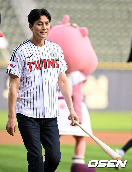 영화계 절친한 사이로 알려진 이정재, 정우성 두 배우가 함께 시구, 시타 행사에 나서는 것은 처음이다. 두 사람은 “시구와 시타라는 멋진 경험을 할 수 있게 해주셔서 감사하다. 한국 야구의 발전을 위해 팬으로서 최선을 다해 응원하겠다”라고 소감을 밝혔다. 2022.08.05 /jpnews@osen.co.kr