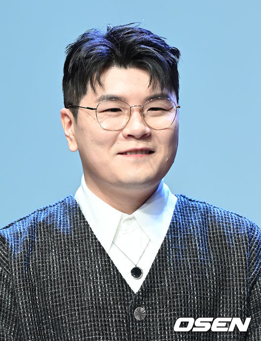 26일 오후 서울 강남구 일지아트홀에서 2F(신용재, 김원주)의 첫 번째 EP 'if' 발매기념 쇼케이스가 열렸다.2F 신용재가 포토타임을 하고 있다. 2021.11.26 /sunday@osen.co.kr