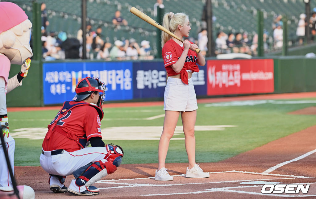 브레이브걸스 민영이 시타를 하고 있다. 2022.08.06 / foto0307@osen.co.kr