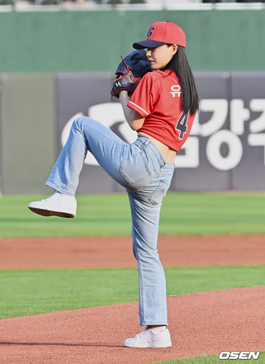 브레이브걸스 유나가 시구를 하고 있다. 2022.08.06 / foto0307@osen.co.kr