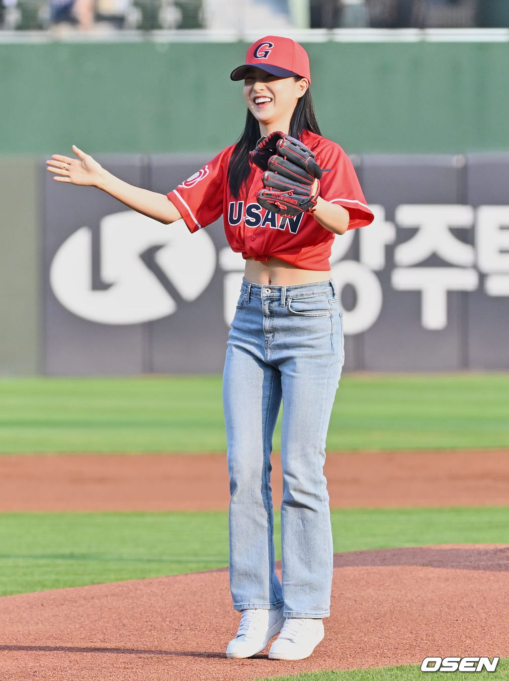 브레이브걸스 유나가 시구를 하고 있다. 2022.08.06 / foto0307@osen.co.kr