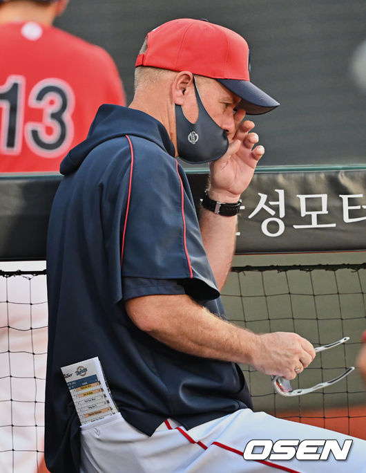 롯데 자이언츠 래리 서튼 감독이 경기를 지켜보고 있다. 2022.08.06 / foto0307@osen.co.kr