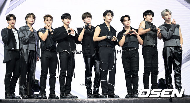 8일 오후 서울 광장동 예스24 라이브홀에서 그룹 골든차일드(Golden Child) 여섯 번째 미니 앨범 '아우라' 발매 기념 쇼케이스가 열렸다.<br /><br />타이틀곡 '리플레이'는 EDM 퓨처 하우스 장르의 곡으로, 과거의 어느 한 시점으로 돌아가고 싶은 강렬한 욕망을 표현한 가사와 곡 전반의 신스 베이스, 슬랩 사운드, 신스 리드가 어우러져 긴장감을 더했다. 특히 멤버 이장준과 태그(TAG)가 직접 작사에 참여해 더욱 기대감을 높이고 있다.<br /><br />골든차일드(이대열, Y, 이장준, TAG, 배승민, 봉재현, 김지범, 김동현, 홍주찬, 최보민)이 포토타임을 하고 있다. 2022.08.08 /jpnews@osen.co.kr