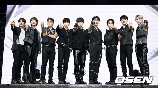 8일 오후 서울 광장동 예스24 라이브홀에서 그룹 골든차일드(Golden Child) 여섯 번째 미니 앨범 '아우라' 발매 기념 쇼케이스가 열렸다.<br /><br />타이틀곡 '리플레이'는 EDM 퓨처 하우스 장르의 곡으로, 과거의 어느 한 시점으로 돌아가고 싶은 강렬한 욕망을 표현한 가사와 곡 전반의 신스 베이스, 슬랩 사운드, 신스 리드가 어우러져 긴장감을 더했다. 특히 멤버 이장준과 태그(TAG)가 직접 작사에 참여해 더욱 기대감을 높이고 있다.<br /><br />골든차일드(이대열, Y, 이장준, TAG, 배승민, 봉재현, 김지범, 김동현, 홍주찬, 최보민)이 포토타임을 하고 있다. 2022.08.08 /jpnews@osen.co.kr
