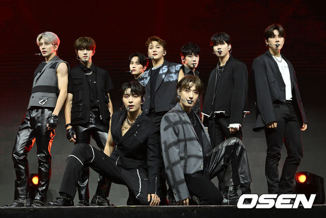 8일 오후 서울 광장동 예스24 라이브홀에서 그룹 골든차일드(Golden Child) 여섯 번째 미니 앨범 '아우라' 발매 기념 쇼케이스가 열렸다.<br /><br />타이틀곡 '리플레이'는 EDM 퓨처 하우스 장르의 곡으로, 과거의 어느 한 시점으로 돌아가고 싶은 강렬한 욕망을 표현한 가사와 곡 전반의 신스 베이스, 슬랩 사운드, 신스 리드가 어우러져 긴장감을 더했다. 특히 멤버 이장준과 태그(TAG)가 직접 작사에 참여해 더욱 기대감을 높이고 있다.<br /><br />골든차일드가 무대를 선보이고 있다. 2022.08.08 /jpnews@osen.co.kr