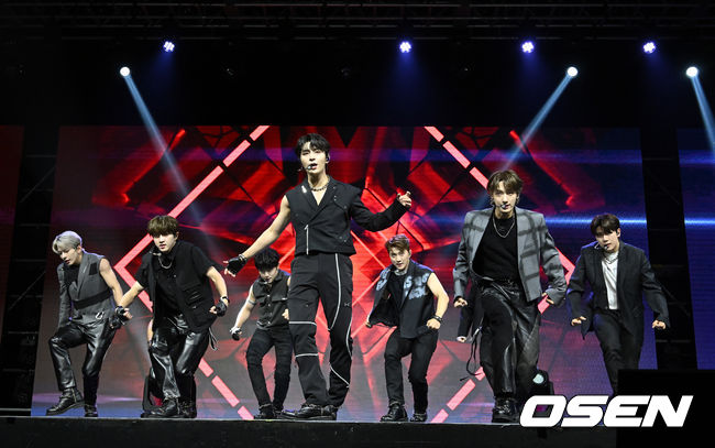 8일 오후 서울 광장동 예스24 라이브홀에서 그룹 골든차일드(Golden Child) 여섯 번째 미니 앨범 '아우라' 발매 기념 쇼케이스가 열렸다.<br /><br />타이틀곡 '리플레이'는 EDM 퓨처 하우스 장르의 곡으로, 과거의 어느 한 시점으로 돌아가고 싶은 강렬한 욕망을 표현한 가사와 곡 전반의 신스 베이스, 슬랩 사운드, 신스 리드가 어우러져 긴장감을 더했다. 특히 멤버 이장준과 태그(TAG)가 직접 작사에 참여해 더욱 기대감을 높이고 있다.<br /><br />골든차일드가 무대를 선보이고 있다. 2022.08.08 /jpnews@osen.co.kr