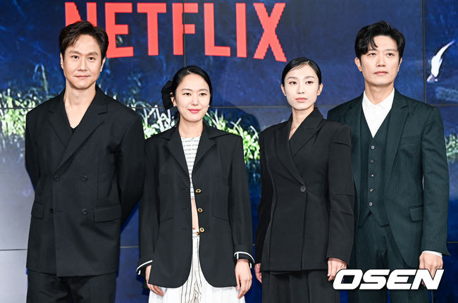 9일 오후 서울 동대문구 JW메리어트 동대문에서 넷플릭스 시리즈 '모범가족' 제작발표회가 진행됐다.