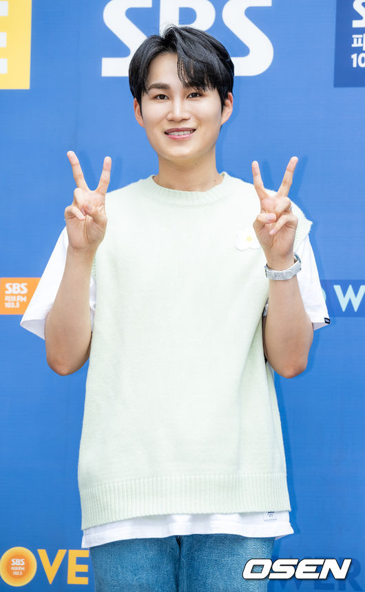 가수 김희재가 방송국으로 이동하며 인사를 하고 있다. 2022.07.07/rumi@osen.co.kr