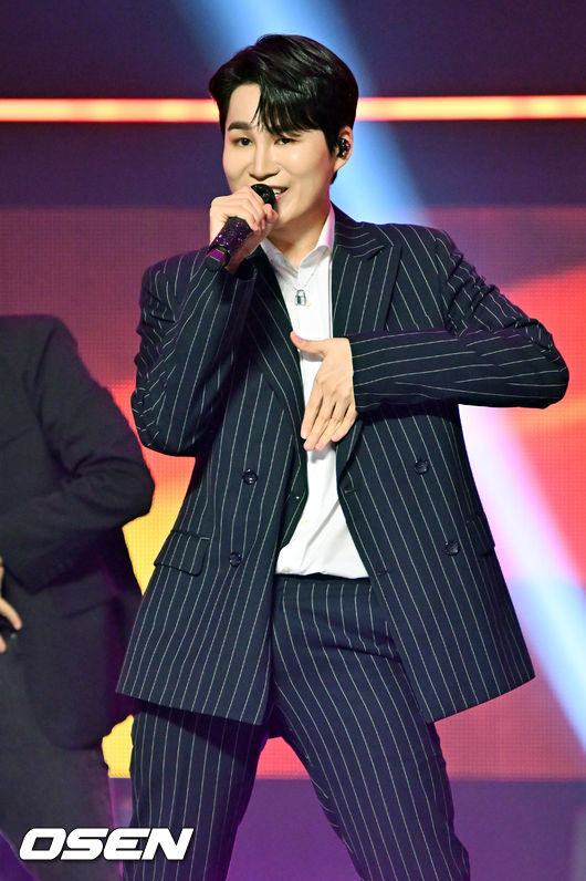 29일 오후 경기도 고양시 일산동구 MBC드림센터에서 MBC M '쇼! 챔피언(Show Champion)' 생방송이 진행됐다.<br /><br />김희재가 화려한 무대를 선보이고 있다. 2022.06.29 /rumi@osen.co.kr
