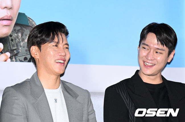10일 오후 서울 CGV 용산아이파크몰에서 영화 ‘육사오 (감독 박규태)’ 언론시사회가 열렸다. 배우 음문석과 고경표가 환하게 웃고 있다. 2022.08.10 /sunday@osen.co.kr