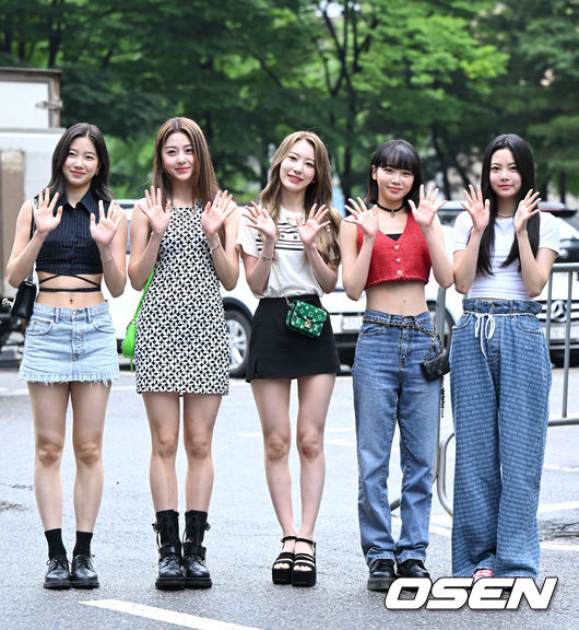 24일 오전 서울 영등포구 KBS 신관에서 KBS 2TV ‘뮤직뱅크’ 리허설이 진행됐다.<br /><br />그룹 르세라핌이 포즈를 취하고 있다. 2022.06.24 /sunday@osen.co.kr