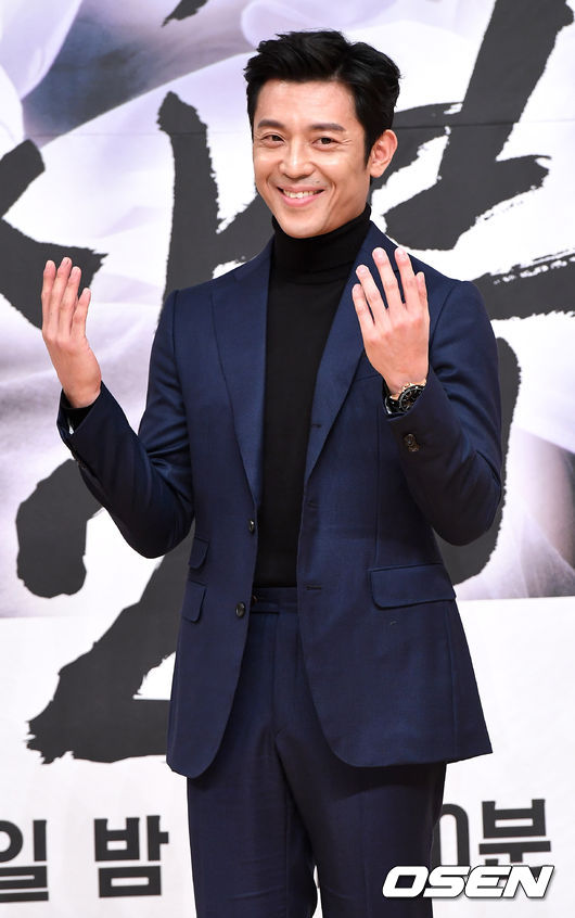 [OSEN=최규한 기자]배우 김주헌이 참석해 포토타임을 하고 있다. /dreamer@osen.co.kr