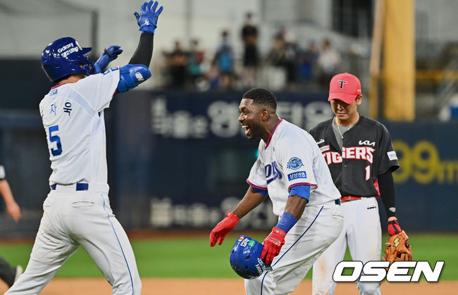 삼성 라이온즈 피렐라가 연장 10회말 1사 2,3루 끝내기 안타를 치고 기뻐하고 있다. 2022.08.10 / foto0307@osen.co.kr