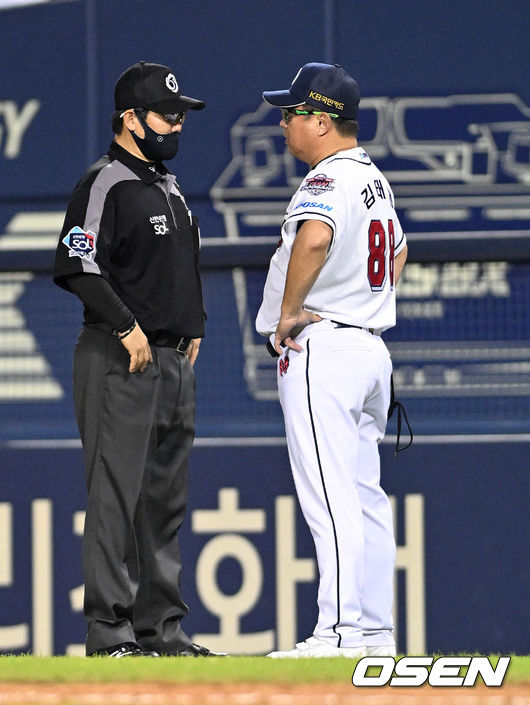 11일 오후 서울 잠실구장에서 2022 신한은행 SOL KBO리그 두산 베어스와 NC 다이노스의 경기가 열렸다.8회말 1사 2루 두산 양석환의 헛스윙 삼진 때 배트가 돌았다는 판정에 김태형 감독에 심판에게 어필을 하고 있다. 2022.08.11 /cej@osen.co.kr