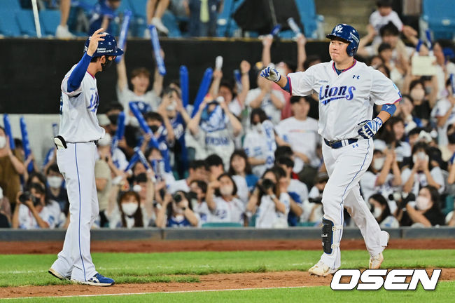 삼성 라이온즈 이원석이 3회말 좌월 2점 홈런을 치고 하이파이브를 하고 있다. 2022.08.12 / foto0307@osen.co.kr