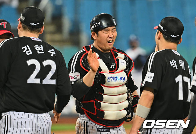 LG 유강남이 승리 후 하이파이브를 하고 있다. 2022.07.06 / foto0307@osen.co.kr