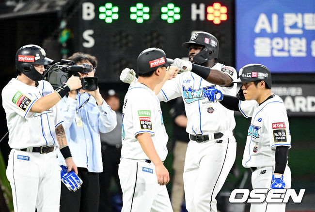 13일 오후 수원kt위즈파크에서 '2022 신한은행 SOL KBO 리그' KT 위즈와 삼성 라이온즈의 경기가 열렸다.5회말 무사 1,3루 KT 알포드가 좌월 스리런 홈런을 날린 뒤 홈에서 환영을 받고 있다. 2022.08.13 /cej@osen.co.kr