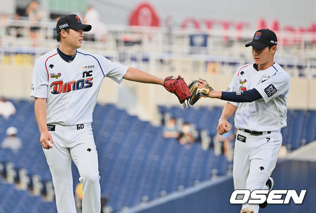 NC 다이노스 김태경이 3회초 수비를 무실점으로 막고 김주원과 하이파이브를 하고 있다. 2022.08.14 / foto0307@osen.co.kr