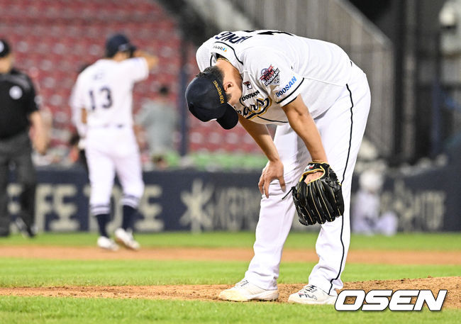 연장 10회초 1사 SSG 최정에게 솔로홈런을 허용한 두산 홍건희 투수가 고개를 떨군채 아쉬워하고 있다. 2022.08.14 /  soul1014@osen.co.kr