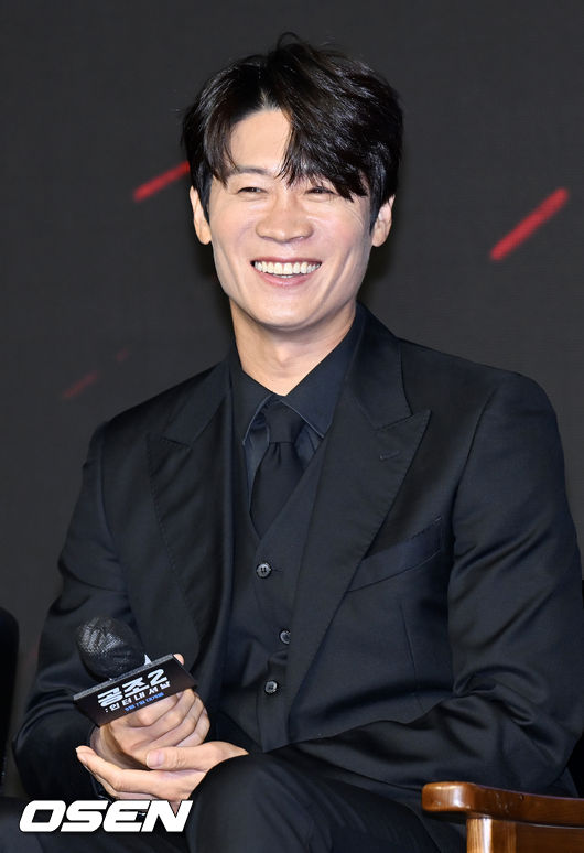 16일 오전 서울 영등포구 콘래드 서울 호텔 그랜드 볼룸에서 영화 '공조2: 인터내셔날' 제작보고회 제작발표회가 열렸다. 이 자리에는 이석훈 감독과 배우 현빈, 유해진, 임윤아, 진선규가 참석했다. 무대 위에서 배우 진선규가 미소짓고 있다. 2022.08.16 /rumi@osen.co.kr