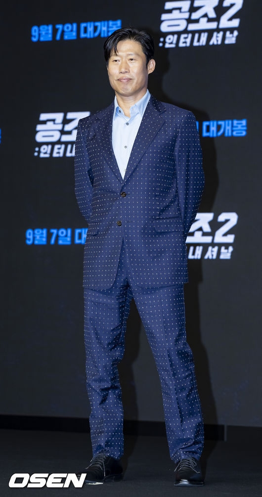 16일 오전 서울 영등포구 콘래드 서울 호텔 그랜드 볼룸에서 영화 '공조2: 인터내셔날' 제작보고회 제작발표회가 열렸다. 이 자리에는 이석훈 감독과 배우 현빈, 유해진, 임윤아, 진선규가 참석했다. 무대 위에서 배우 유해진이 포토타임을 갖고 있다. 2022.08.16 /rumi@osen.co.kr