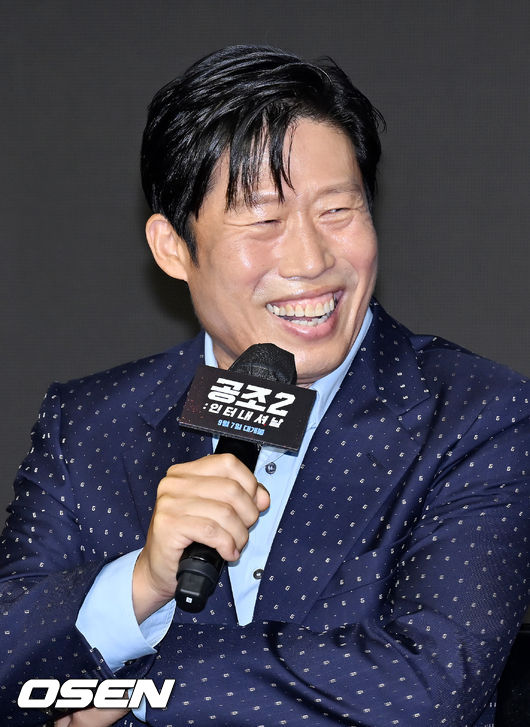 16일 오전 서울 영등포구 콘래드 서울 호텔 그랜드 볼룸에서 영화 '공조2: 인터내셔날' 제작보고회 제작발표회가 열렸다. 이 자리에는 이석훈 감독과 배우 현빈, 유해진, 임윤아, 진선규가 참석했다. 무대 위에서 배우 유해진이 미소짓고 있다. 2022.08.16 /rumi@osen.co.kr