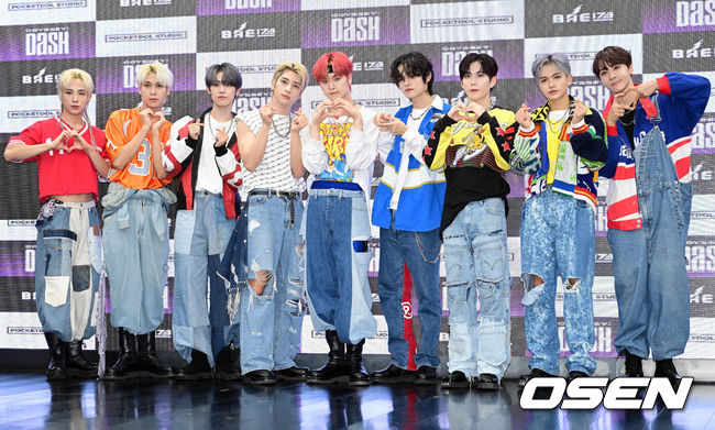 그룹 BAE173(제이민·한결·유준·무진·준서·영서·도하·빛·도현)이 미니 4집 ‘ODYSSEY:DaSH(오디세이:대시)’ 발매를 앞두고 16일 오후 서울 강남구 포켓돌스튜디오에서 라운드 인터뷰를 가졌다.<br /><br />새 앨범 ‘ODYSSEY:DaSH’의 타이틀곡 ‘DaSH(대시)’는 어떤 난관이 있어도 정상으로 달려가겠다는 아홉 멤버의 강한 의지를 담은 곡이다. <br /><br />BAE173이 인터뷰에 앞서 포즈를 취하고 있다. 2022.08.16 /cej@osen.co.kr