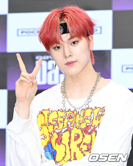 그룹 BAE173(제이민·한결·유준·무진·준서·영서·도하·빛·도현)이 미니 4집 ‘ODYSSEY:DaSH(오디세이:대시)’ 발매를 앞두고 16일 오후 서울 강남구 포켓돌스튜디오에서 라운드 인터뷰를 가졌다.<br /><br />새 앨범 ‘ODYSSEY:DaSH’의 타이틀곡 ‘DaSH(대시)’는 어떤 난관이 있어도 정상으로 달려가겠다는 아홉 멤버의 강한 의지를 담은 곡이다. <br /><br />BAE173 도현이 인터뷰에 앞서 포즈를 취하고 있다. 2022.08.16 /cej@osen.co.kr