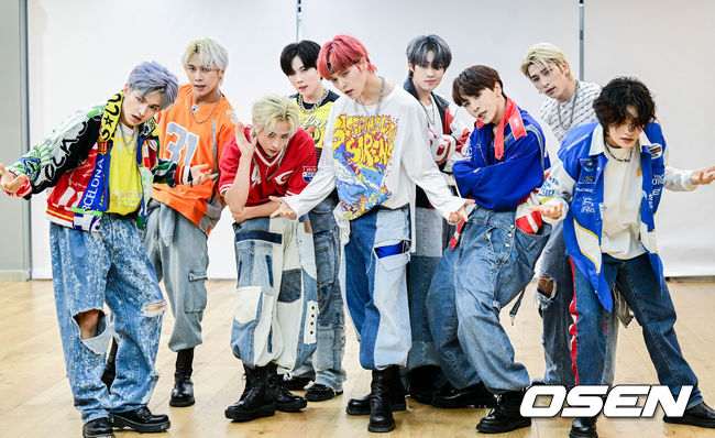 그룹 BAE173(제이민·한결·유준·무진·준서·영서·도하·빛·도현)이 미니 4집 ‘ODYSSEY:DaSH(오디세이:대시)’ 발매를 앞두고 16일 오후 서울 강남구 포켓돌스튜디오에서 라운드 인터뷰를 가졌다.<br /><br />새 앨범 ‘ODYSSEY:DaSH’의 타이틀곡 ‘DaSH(대시)’는 어떤 난관이 있어도 정상으로 달려가겠다는 아홉 멤버의 강한 의지를 담은 곡이다. <br /><br />BAE173이 인터뷰에 앞서 안무 연습을 공개하고 있다. 2022.08.16 /cej@osen.co.kr