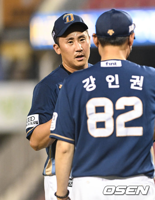 NC 이용찬이 세이브를 기록한 뒤 강인권 감독대행과 기뻐하고 있다. 2022.08.11 /cej@osen.co.kr