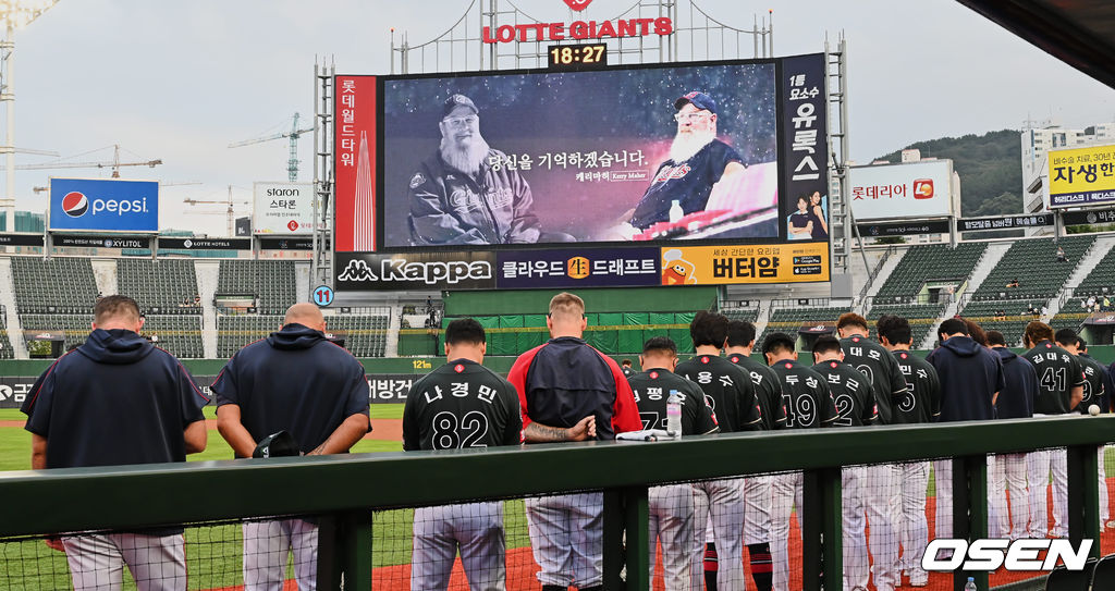 17일 부산 사직구장에서 ‘2022 신한은행 SOL KBO리그’ 롯데 자이언츠와 두산 베어스의 경기가 열렸다. 롯데 자이언츠 선수들이 별세한 ‘사직 할아버지’ 캐리 마허 전 교수의 명복을 비는 묵념을 하고 있다. 2022.08.17 / foto0307@osen.co.kr