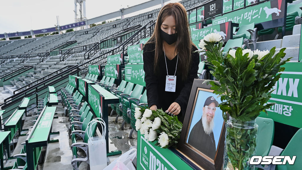 17일 부산 사직구장에서 ‘2022 신한은행 SOL KBO리그’ 롯데 자이언츠와 두산 베어스의 경기가 열린다. ‘사직 할아버지’ 캐리 마허 전 교수의 별세 소식을 접한 롯데팬들이 고인이 늘 앉던 사직구장 테이블석에 사진과 조화로 추모 공간을 만들고 있다. 2022.08.17 / foto0307@osen.co.kr