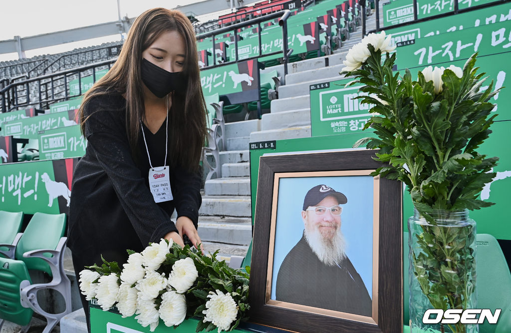 17일 부산 사직구장에서 ‘2022 신한은행 SOL KBO리그’ 롯데 자이언츠와 두산 베어스의 경기가 열린다. ‘사직 할아버지’ 캐리 마허 전 교수의 별세 소식을 접한 롯데팬들이 고인이 늘 앉던 사직구장 테이블석에 사진과 조화로 추모 공간을 만들고 있다. 2022.08.17 / foto0307@osen.co.kr