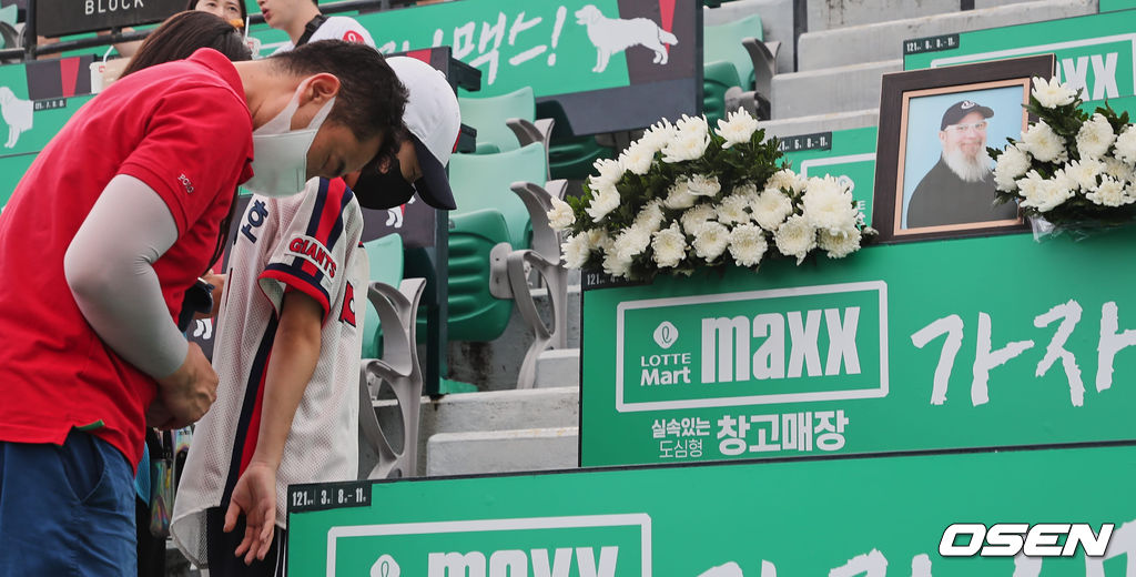 17일 부산 사직구장에서 ‘2022 신한은행 SOL KBO리그’ 롯데 자이언츠와 두산 베어스의 경기가 열린다. ‘사직 할아버지’ 캐리 마허 전 교수의 별세 소식을 접한 롯데팬들이 고인이 늘 앉던 사직구장 테이블석에 마련된 추모 공간을 찾아 명복을 빌고 있다. 2022.08.17 / foto0307@osen.co.kr