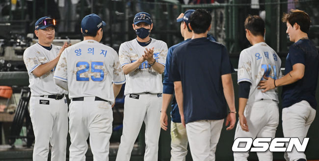 NC 다이노스 강인권 감독 대행이 선수들에게 박수를 보내고 있다. 2022.08.06 / foto0307@osen.co.kr