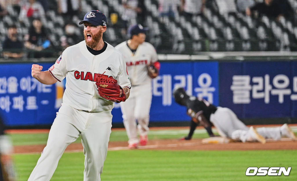 18일 부산 사직구장에서 ‘2022 신한은행 SOL KBO리그’ 롯데 자이언츠와 KT 위즈의 경기가 열렸다. 롯데 자이언츠 스트레일리가 6회초 2사 2루 KT 위즈 김준태 타석때 폭투를 틈타 3루로 달린 알포드를 잡고 포효하고 있다. 2022.08.18 / foto0307@osen.co.kr