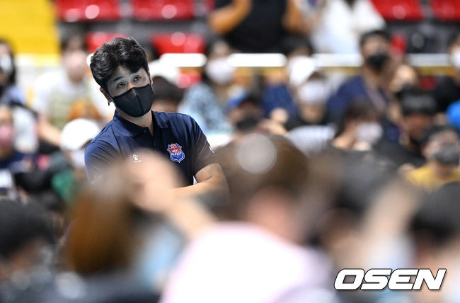 한국도로공사 김종민 감독이 경기를 바라보고 있다. 2022.08.18 /sunday@osen.co.kr