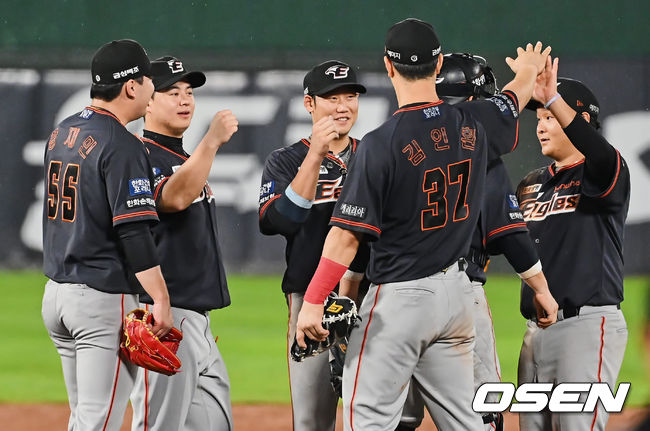 한화 이글스 선수들이 롯데 자이언츠에 5-3으로 승리한 후 하이파이브를 하고 있다. 2022.08.20 / foto0307@osen.co.kr