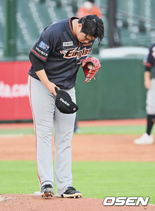 한화 이글스 남지민이 2회말 전준우에게 몸에 맞는 볼을 던지고 사과 인사를 하고 있다. 2022.08.21 / foto0307@osen.co.kr