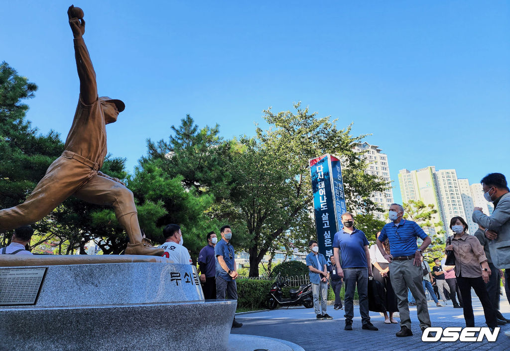 21일 부산 사직구장에서 ‘2022 신한은행 SOL KBO리그’ 롯데 자이언츠와 한화 이글스의 경기가 열렸다. 필립 골드버그 주한미국대사(희색마스크)가 사직야구장 광장 서편에 세워진 레전드 최동원 동상을 바라보고 있다. 2022.08.21 / 롯데 자이언츠 제공