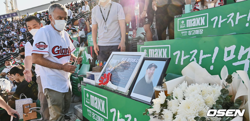 21일 부산 사직구장에서 ‘2022 신한은행 SOL KBO리그’ 롯데 자이언츠와 한화 이글스의 경기가 열렸다. 필립 골드버그 주한미국대사가 사직구장을 찾아 지난 16일 별세한 ‘사직 할아버지’ 케리 마허 전 영산대 교수의 추모공간에서 헌화하고 있다. 2022.08.21 / foto0307@osen.co.kr