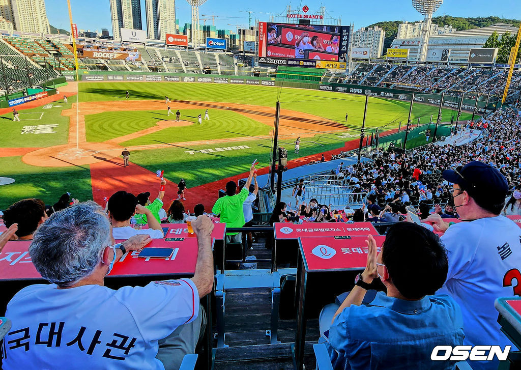 21일 부산 사직구장에서 ‘2022 신한은행 SOL KBO리그’ 롯데 자이언츠와 한화 이글스의 경기가 열렸다. 필립 골드버그 주한미국대사(왼쪽)가 사직구장을 찾아 경기를 관람하고 있다. 2022.08.21 / 롯데 자이언츠 제공