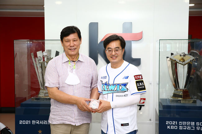 김동연 경기도지사와 허구연 KBO 총재가 21일 수원 KT위즈파크에서 만나 경기도 야구 발전 방향에 대해 깊이 있는 논의를 나눴다.  / KBO 제공